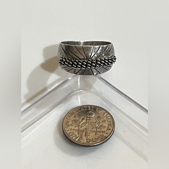 🗝️ Signed - Tahe, Vintage Navajo Sterling Silver Twisted Wire Accent Ring - Picture 2 of 6